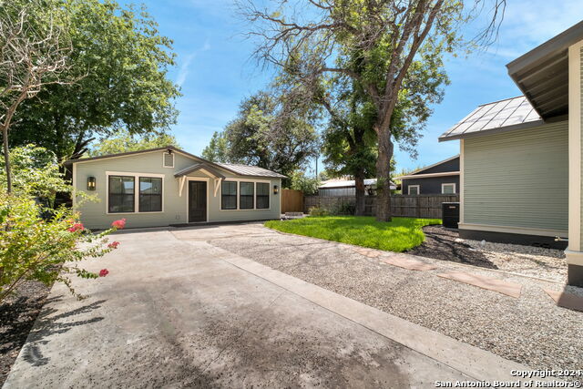 Listing photo id 0 for 210 Simon 2