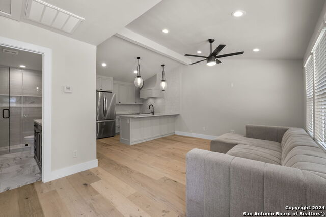 Listing photo id 1 for 210 Simon 2