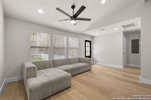 Listing photo id 2 for 210 Simon 2