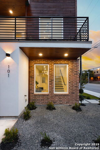 Listing photo id 3 for 1019 Hackberry S 201