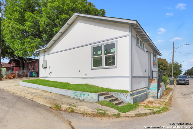 Image 14 of 15 For 2402 Martin St W