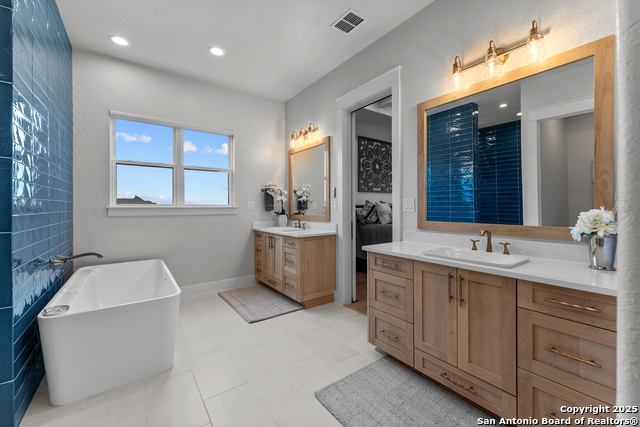 Listing photo id 8 for 303 Century Oaks
