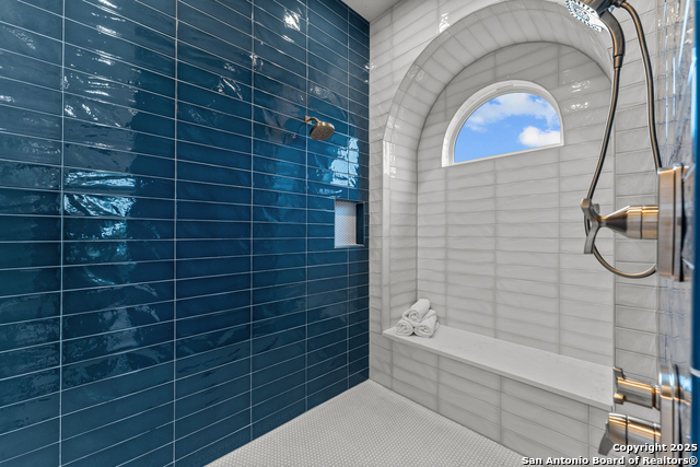 Listing photo id 9 for 303 Century Oaks