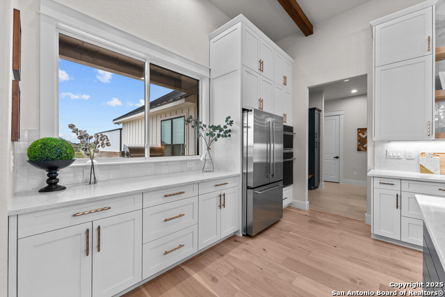 Listing photo id 15 for 303 Century Oaks