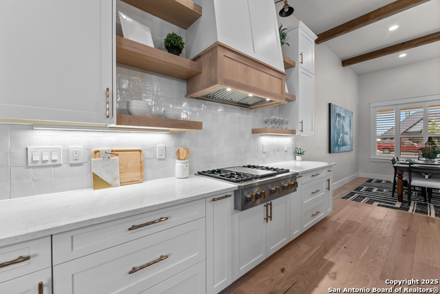 Listing photo id 16 for 303 Century Oaks