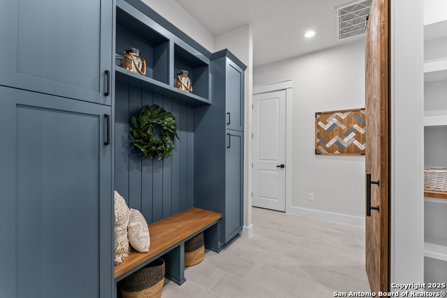 Listing photo id 17 for 303 Century Oaks