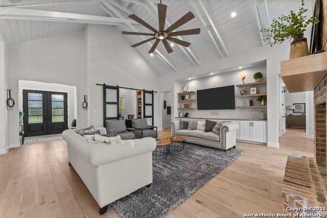 Listing photo id 0 for 303 Century Oaks