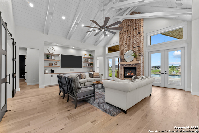 Listing photo id 1 for 303 Century Oaks