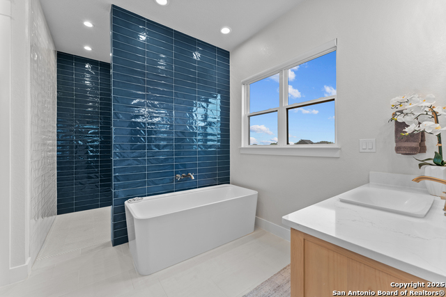 Listing photo id 7 for 303 Century Oaks