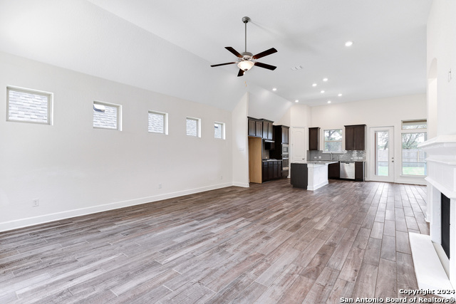 Image 5 of 40 For 8626 Glass Gem Dr
