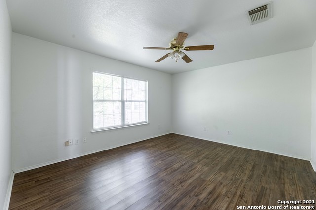 Listing photo id 3 for 8723 Dakota Creek