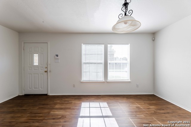 Listing photo id 5 for 8723 Dakota Creek