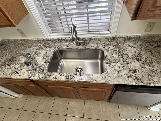 Listing photo id 7 for 734 Rosewood