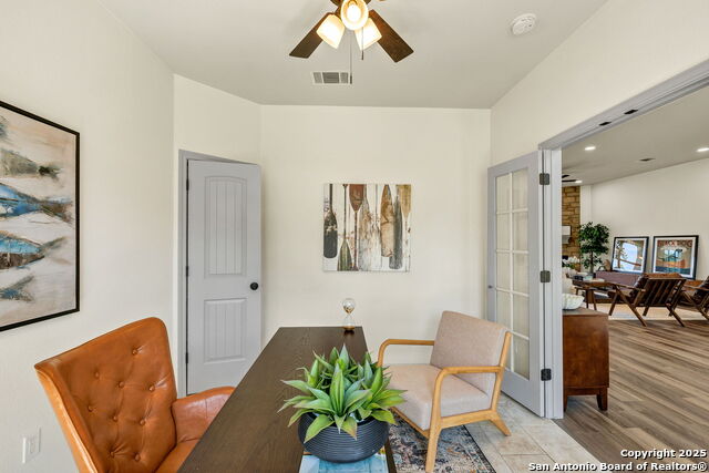 Listing photo id 8 for 913 Long Mdw