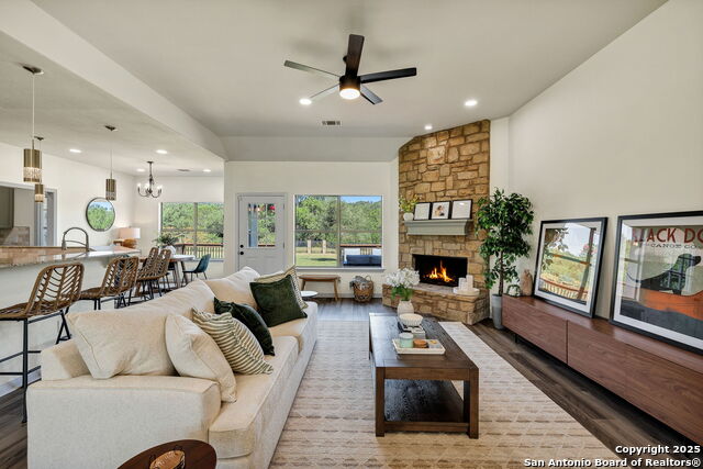 Listing photo id 9 for 913 Long Mdw