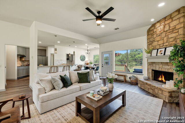 Listing photo id 10 for 913 Long Mdw