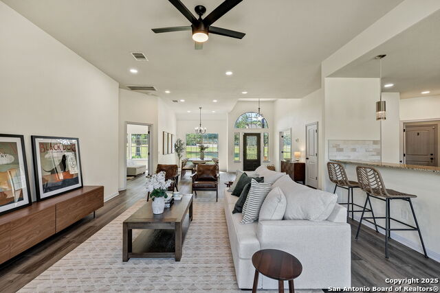 Listing photo id 12 for 913 Long Mdw