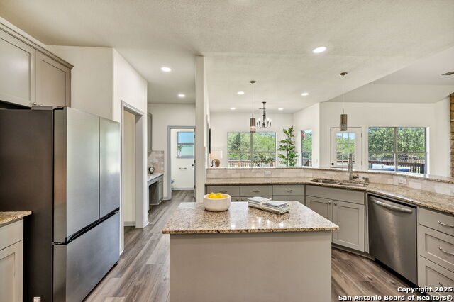 Listing photo id 13 for 913 Long Mdw