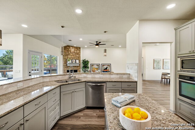 Listing photo id 14 for 913 Long Mdw