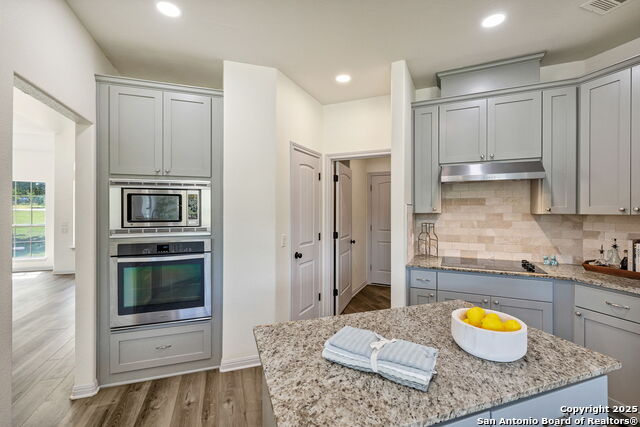 Listing photo id 15 for 913 Long Mdw