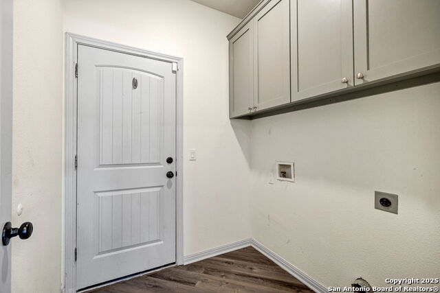 Listing photo id 16 for 913 Long Mdw