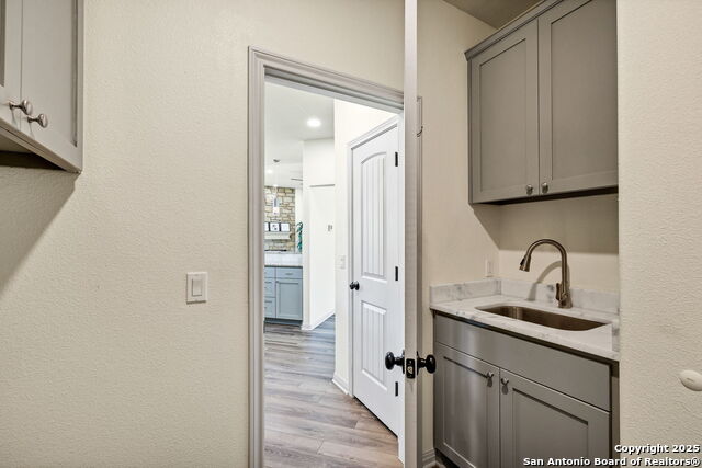 Listing photo id 17 for 913 Long Mdw