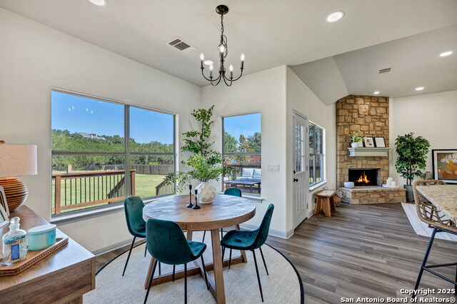 Listing photo id 20 for 913 Long Mdw