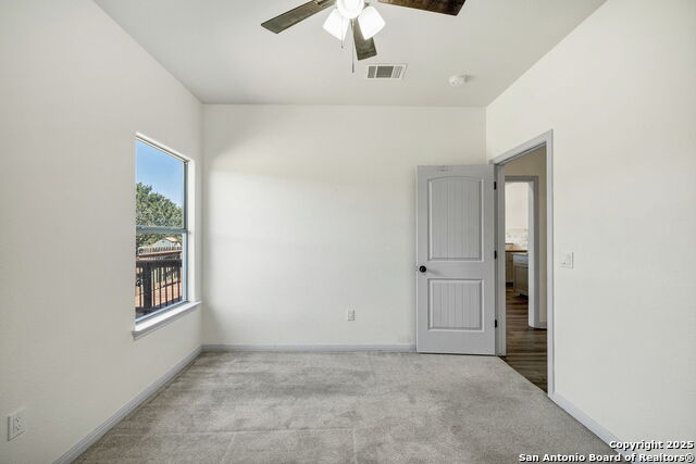 Listing photo id 33 for 913 Long Mdw