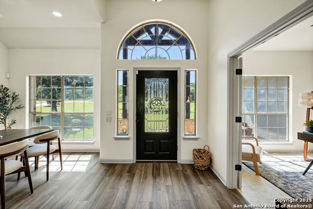 Listing photo id 2 for 913 Long Mdw