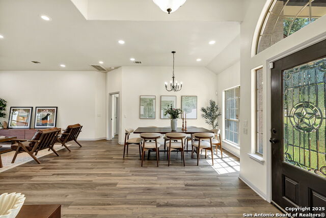 Listing photo id 5 for 913 Long Mdw