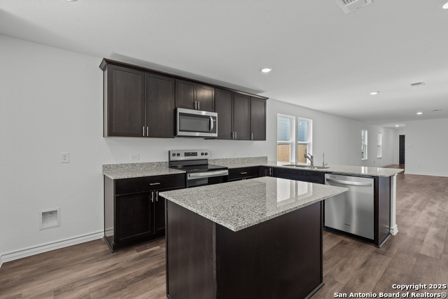 Listing photo id 9 for 862 Bluegrass Point