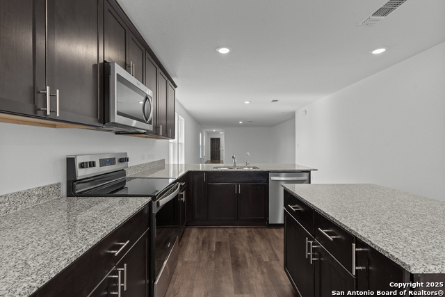 Listing photo id 11 for 862 Bluegrass Point