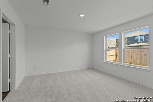 Listing photo id 13 for 862 Bluegrass Point