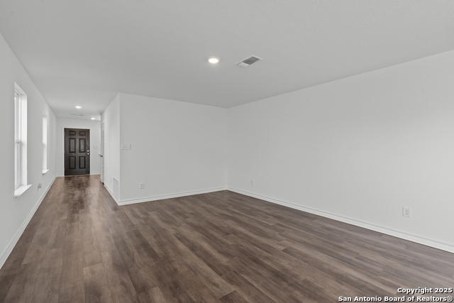 Listing photo id 4 for 862 Bluegrass Point