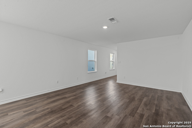 Listing photo id 5 for 862 Bluegrass Point