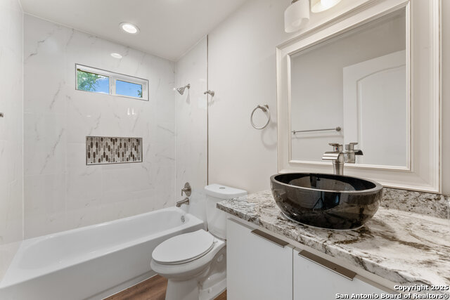 Listing photo id 10 for 111 Young W