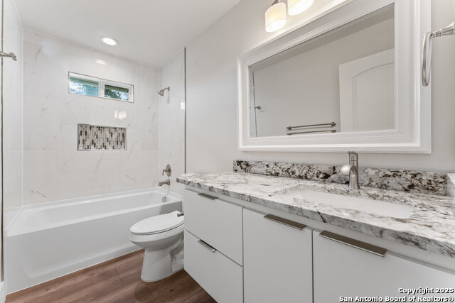 Listing photo id 11 for 111 Young W