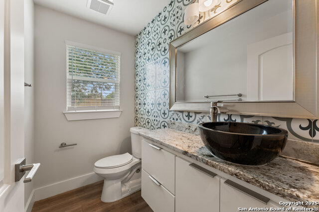 Listing photo id 21 for 111 Young W