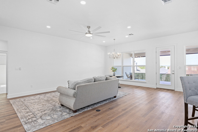 Listing photo id 9 for 2005 Valencia Dr