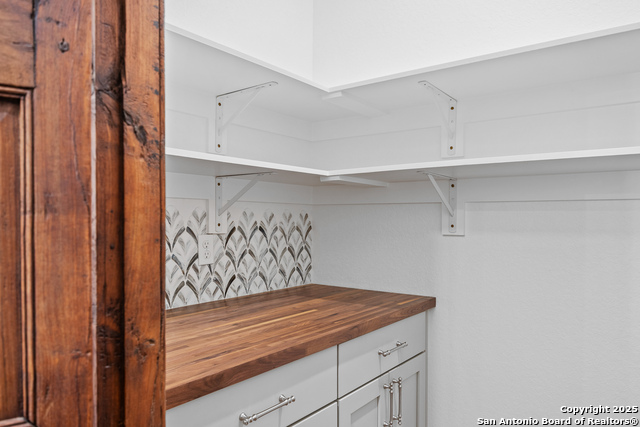 Listing photo id 12 for 2005 Valencia Dr