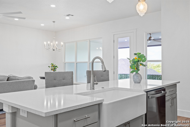 Listing photo id 13 for 2005 Valencia Dr