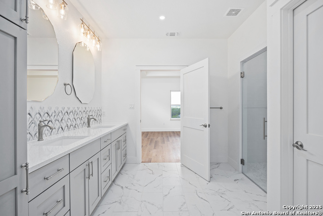 Listing photo id 18 for 2005 Valencia Dr