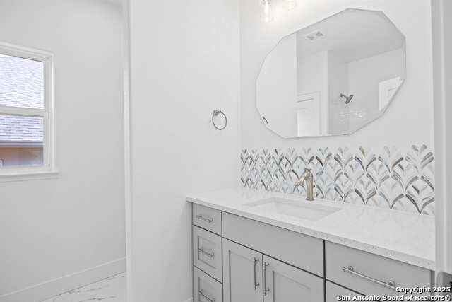 Listing photo id 24 for 2005 Valencia Dr