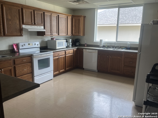 Listing photo id 36 for 2005 Valencia Dr