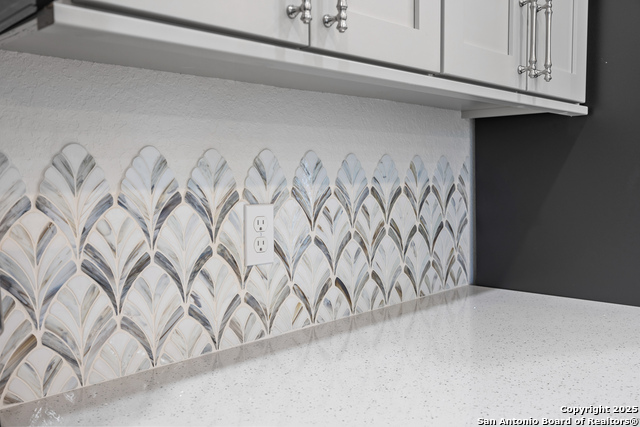 Listing photo id 3 for 2005 Valencia Dr