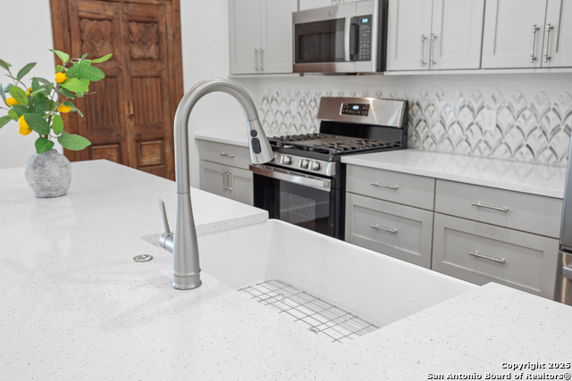 Listing photo id 4 for 2005 Valencia Dr