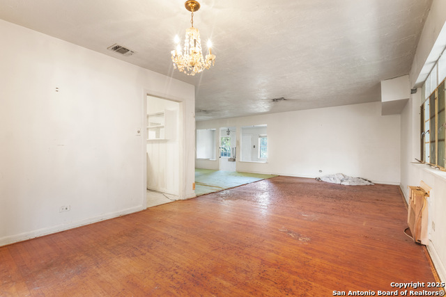 Image 12 of 26 For 215 Oakleaf Dr