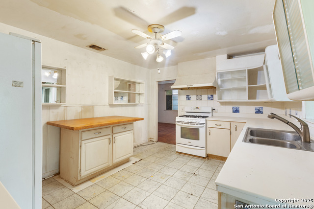 Image 13 of 26 For 215 Oakleaf Dr