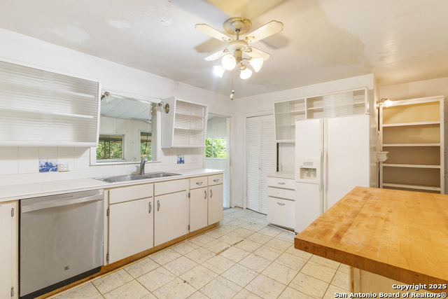 Image 14 of 26 For 215 Oakleaf Dr