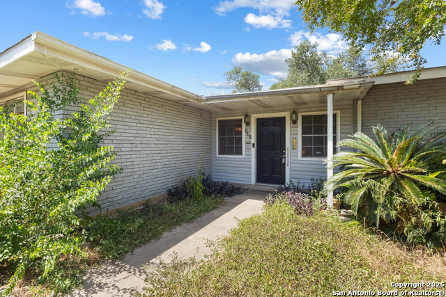 Image 2 of 26 For 215 Oakleaf Dr